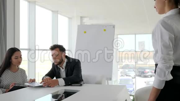 现代办公室面试女孩握手白办公室大公司面试女应聘者视频的预览图