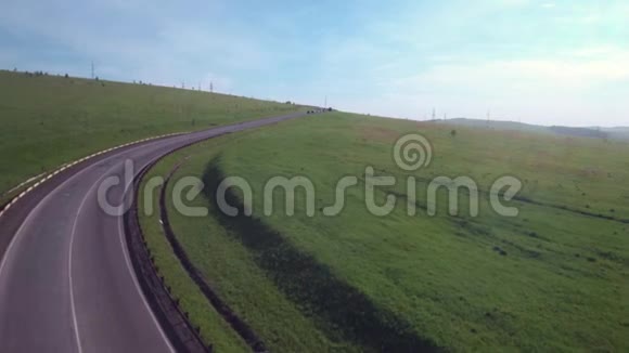空中飞越公路穿过山丘低空飞行视频的预览图