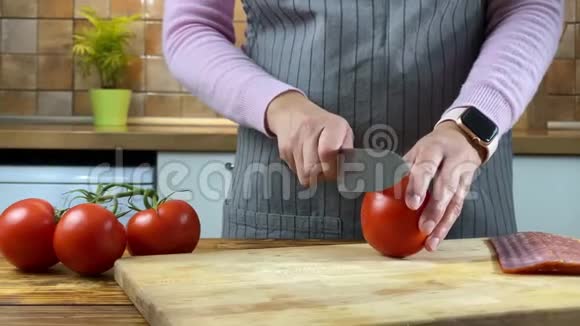 女人切食物原料做饭视频的预览图