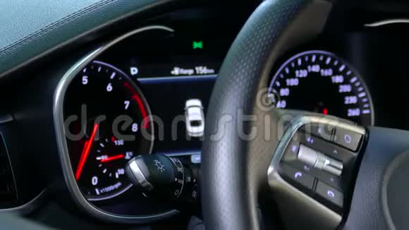 配有汽车控制仪器的附加大屏幕视频的预览图