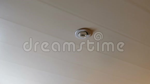 室内吊顶上包含节能灯具4K视频的预览图