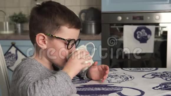 小男孩在喝牛奶微笑着视频的预览图