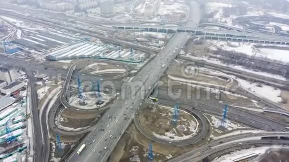 从上方俯瞰莫斯科多层次道路交叉口汽车交通和交通概念道路交汇处视频的预览图