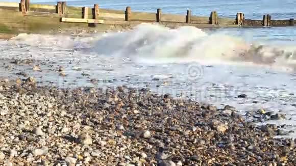 波浪随着声音在颤抖的海滩上破碎视频的预览图