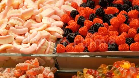 市场柜台上的各种糖果视频的预览图