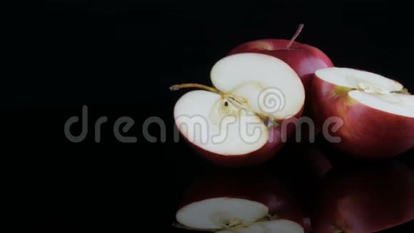 镜面和黑色背景上美丽成熟多汁的红苹果水果健康食品饮食视频的预览图