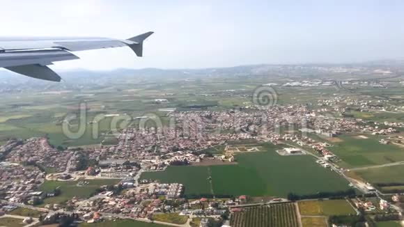 从飞机窗口观看塞浦路斯拉纳卡市视频的预览图