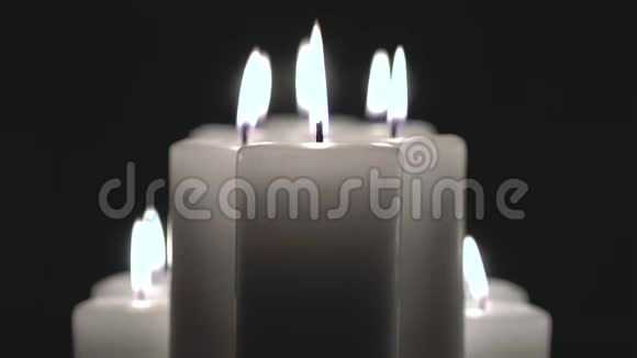 一些蜡烛在黑色的背景上燃烧视频的预览图