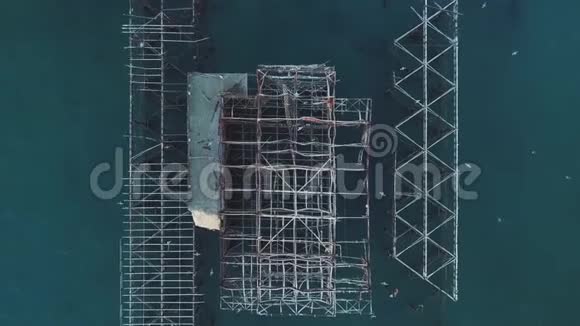 日出时废弃布莱顿码头的空中拍摄视频的预览图