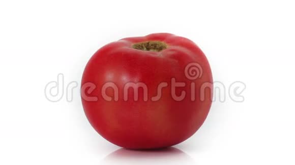 新鲜番茄在白色背景下旋转视频的预览图