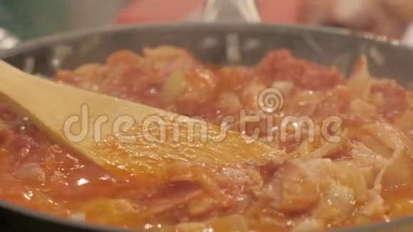 炖肉和蔬菜在煎锅里煮得紧紧的烹饪概念视频的预览图