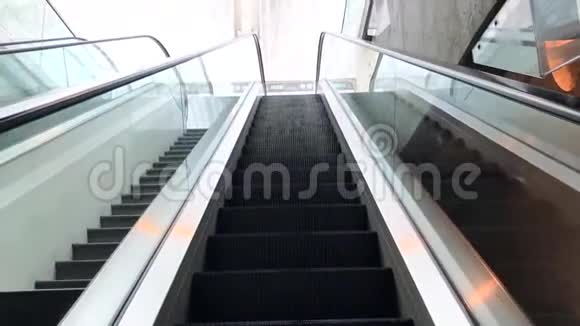 自动扶梯上楼到一个覆盖着雾的火车站视频的预览图