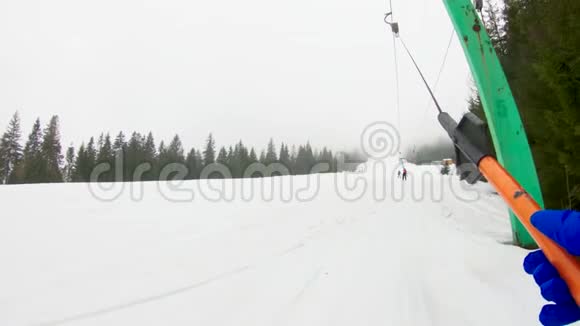 在滑雪拖车上滑雪拍摄动作镜头视频的预览图
