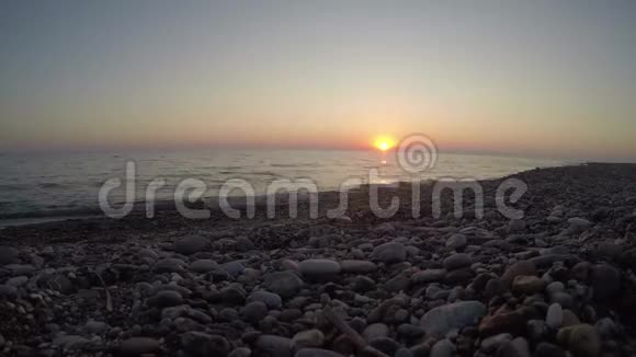 明亮的橙色太阳进入黑海的时间推移视频的预览图