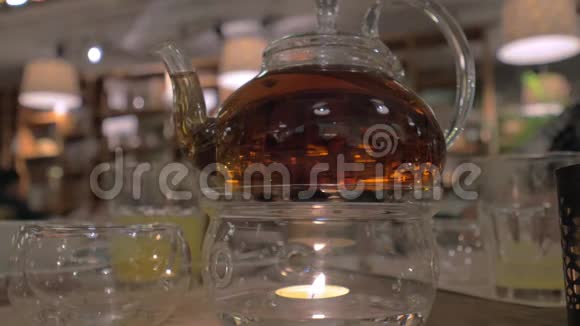 玻璃茶壶用蜡烛加热视频的预览图