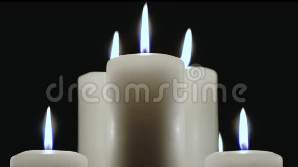 一些蜡烛在黑色的背景上燃烧视频的预览图