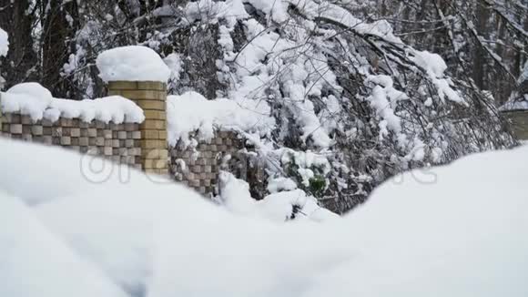 一道美丽的冬景一览白雪覆盖的乡间小屋篱笆和树都在雪地里视频的预览图