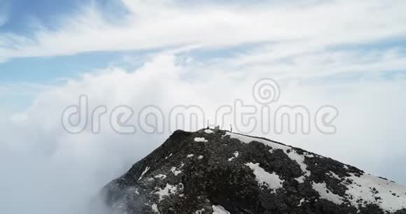 在晴朗的天空中在多云天气的山顶上向前鸟瞰意大利阿尔卑斯山夏季与视频的预览图