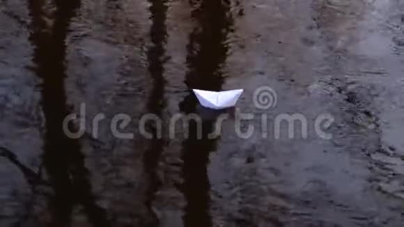 在水中反射的白纸船向前航行视频的预览图