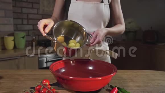 厨师把热煮的土豆从锅里倒出来烹饪食物蔬菜餐厨师在厨房热煮锅视频的预览图
