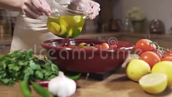 厨师用热汤和新鲜蔬菜做素菜洋葱和大蒜柠檬和蔬菜蔬菜视频的预览图