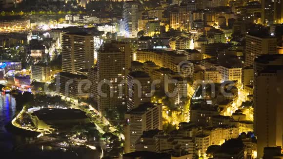 在摩纳哥的照明之夜世界亿万富翁的居住地空中视频的预览图