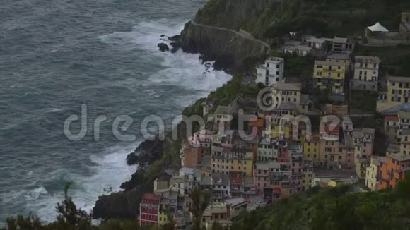 美丽的马纳罗拉村景色海浪拍打悬崖景观视频的预览图