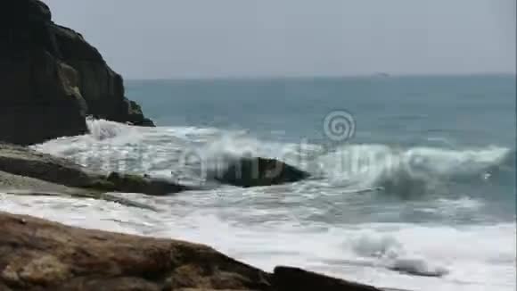 海浪和岩石的海岸时间圈视频的预览图
