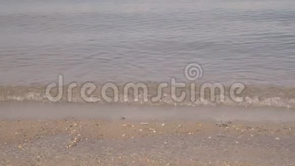 沿海海浪撞击海岸线关闭卵石滩和海浪慢动作视频的预览图