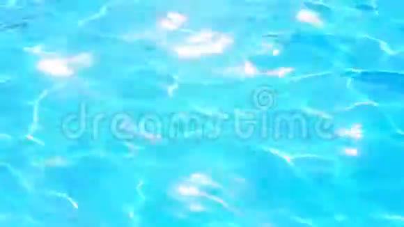 池中蓝水的背景阳光明媚视频的预览图