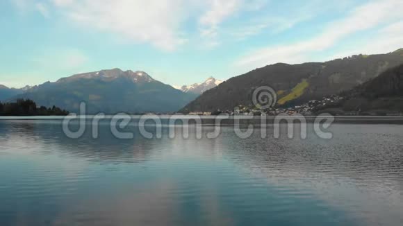 美丽的空中夏季场景与山湖在阿尔卑斯山泽尔姆见萨尔茨伯格土地奥地利从维森莱恩旅费视频的预览图