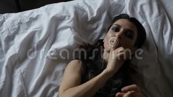床上的女人表现出沉默的姿态视频的预览图