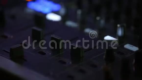 音乐会期间的音频控制面板特写按钮被不同的颜色点亮视频的预览图