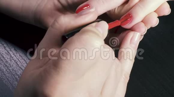 用红漆胶盖住小手指视频的预览图