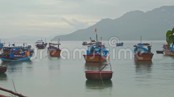 越南海湾与山之间的钓鱼船视频的预览图