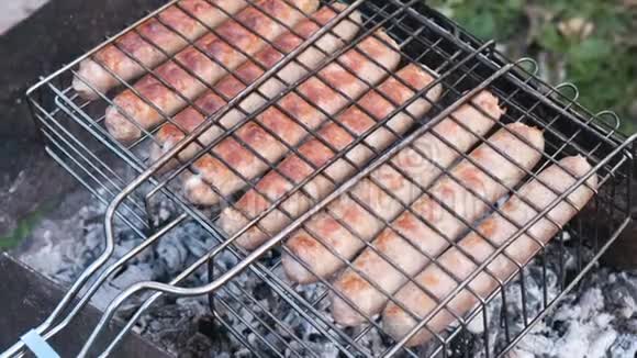 烤架上的香肠用木炭烤上景视频的预览图