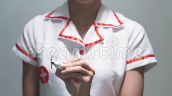 耳朵护理女医生在透明屏幕上书写视频的预览图