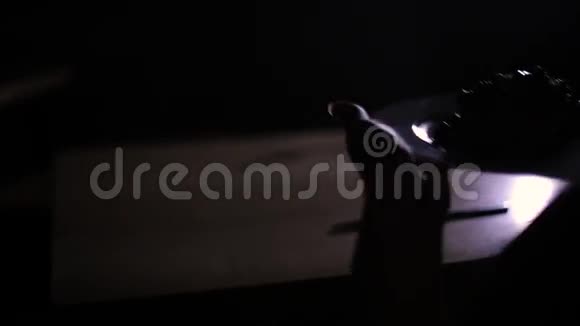 侍者在黄昏时发球视频的预览图