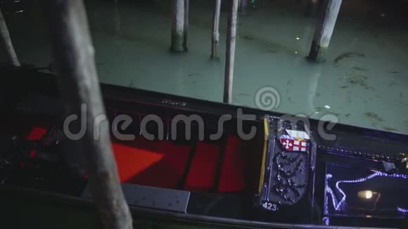 美丽的黑色贡多拉站在泥泞肮脏的大运河威尼斯视频的预览图