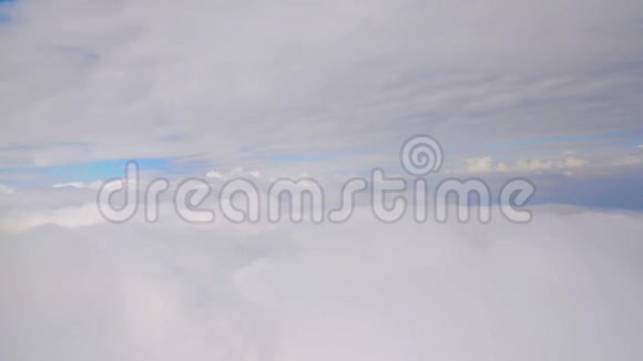 从飞机上看到层层厚厚的云层在空中飞行达到高度视频的预览图