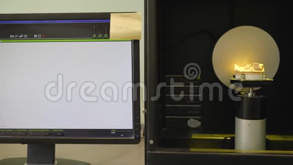 机器扫描人工颌在照明和显示电脑显示器视频的预览图