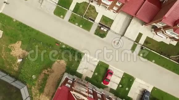 在英国风格的尼克尔别墅区的空中景观视频的预览图