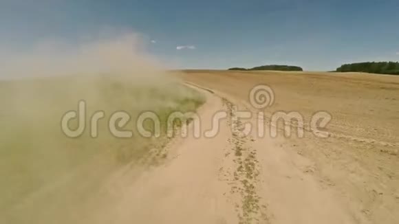 骑在乡村公路上路上的灰尘快速驾驶57视频的预览图
