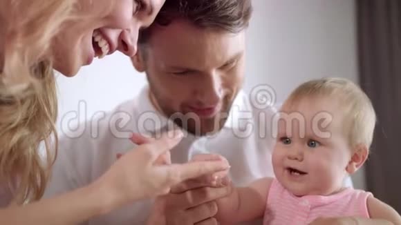 母亲和父亲喜欢和孩子玩欢乐的家庭一起享受视频的预览图