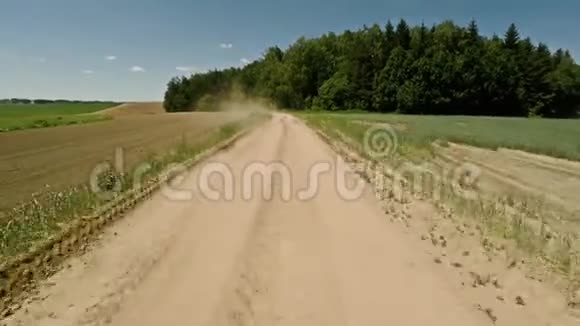 骑着路上的尘土快速驾驶58视频的预览图