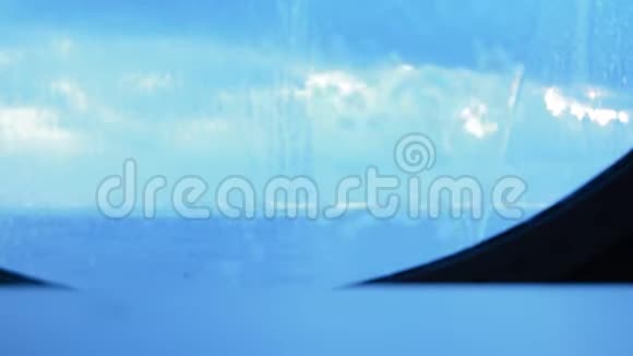 玻璃上圆孔的船流水溅起浪花背景蓝视频的预览图