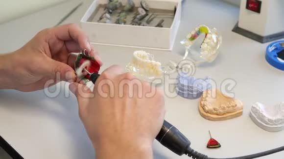 牙科医学医生用专用电刷清洁正畸板戴上人造牙齿视频的预览图