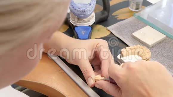医疗行业牙科技师在诊所工作场所用石膏制作牙齿视频的预览图
