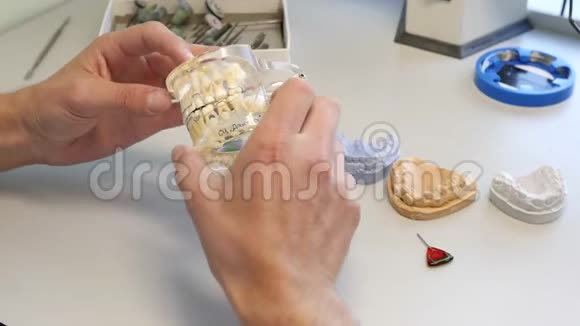 现代医疗服务生产和安装牙板上颌骨模型车间视频的预览图