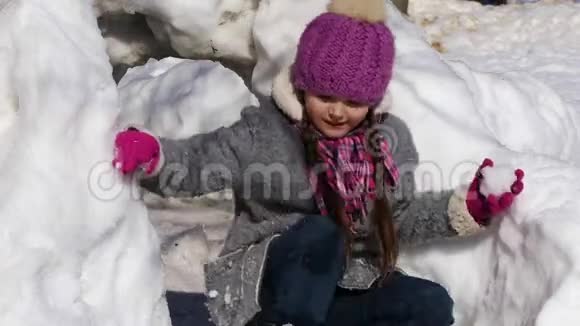 快乐的小女孩在冬天的城市公园玩得开心视频的预览图